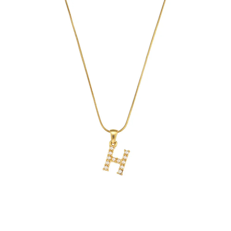 Colar Letra Inicial com Pérolas Banhado a Ouro 18K | Coleção Capri